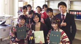 写真:卒業式の日にゼミ生たちと