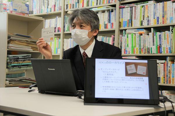 カードを手に持ち説明する青木先生