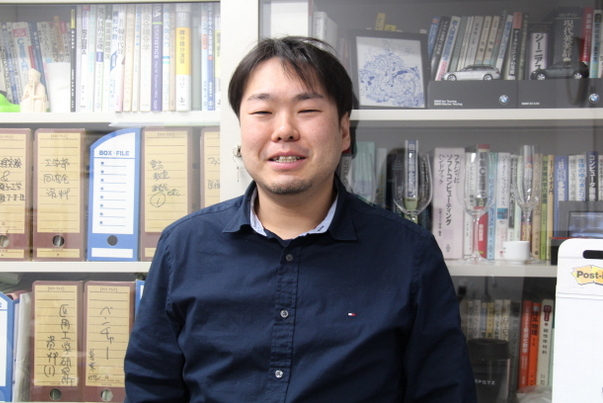 写真:川中先生、研究室にて