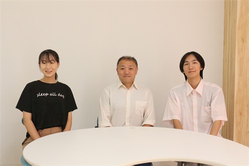 左から、松下さん、上井先生、中川さん