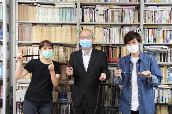 山田先生（中央）と森下さん（左）と南部さん（右）