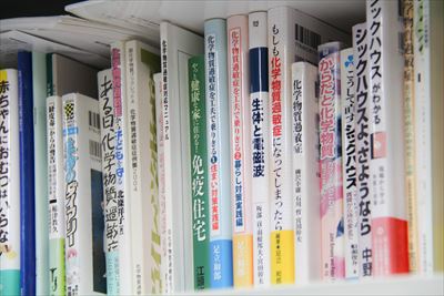 写真：著書・書籍、研究室にて