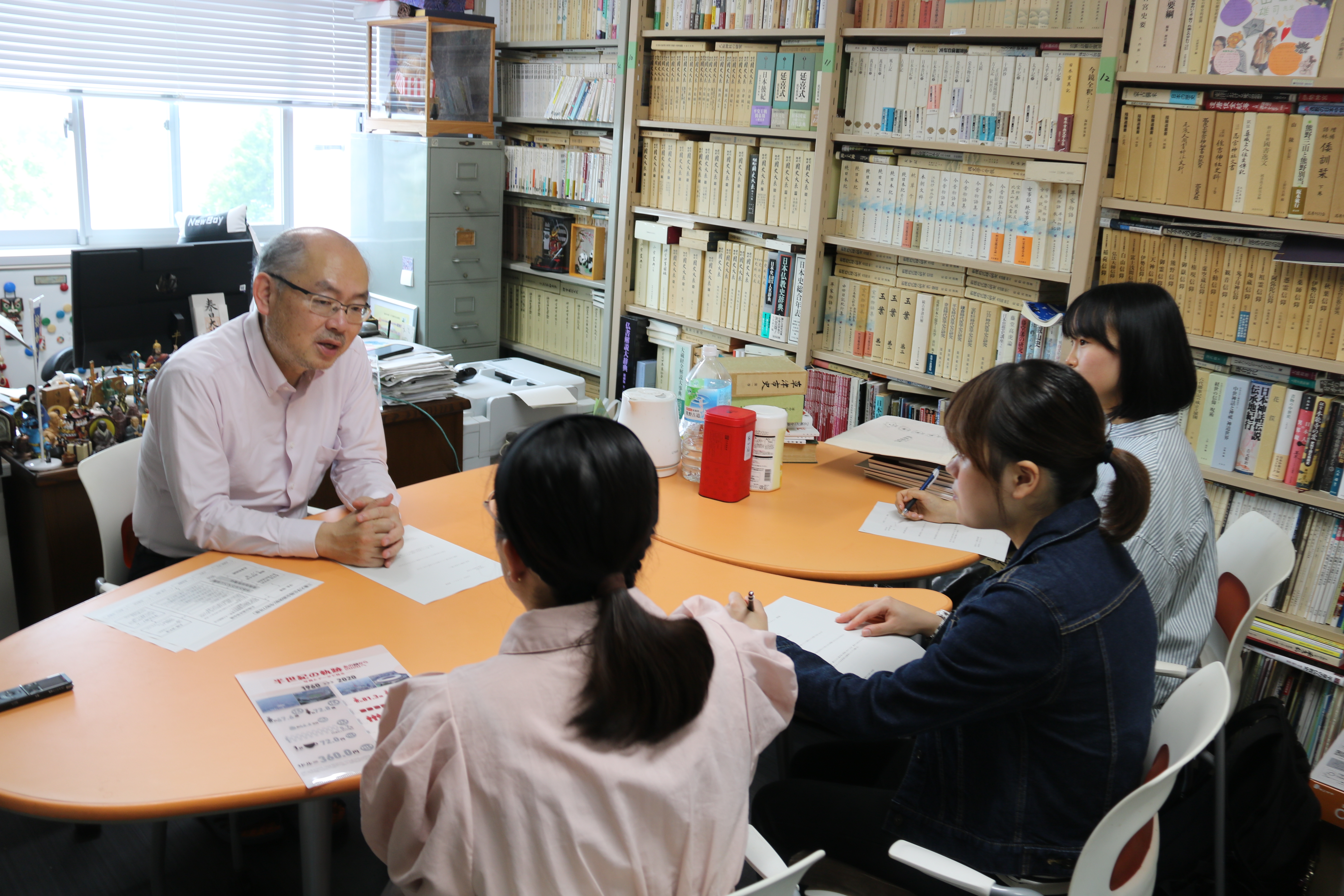 山田雄司教授に３人の学生がインタビューを行っている