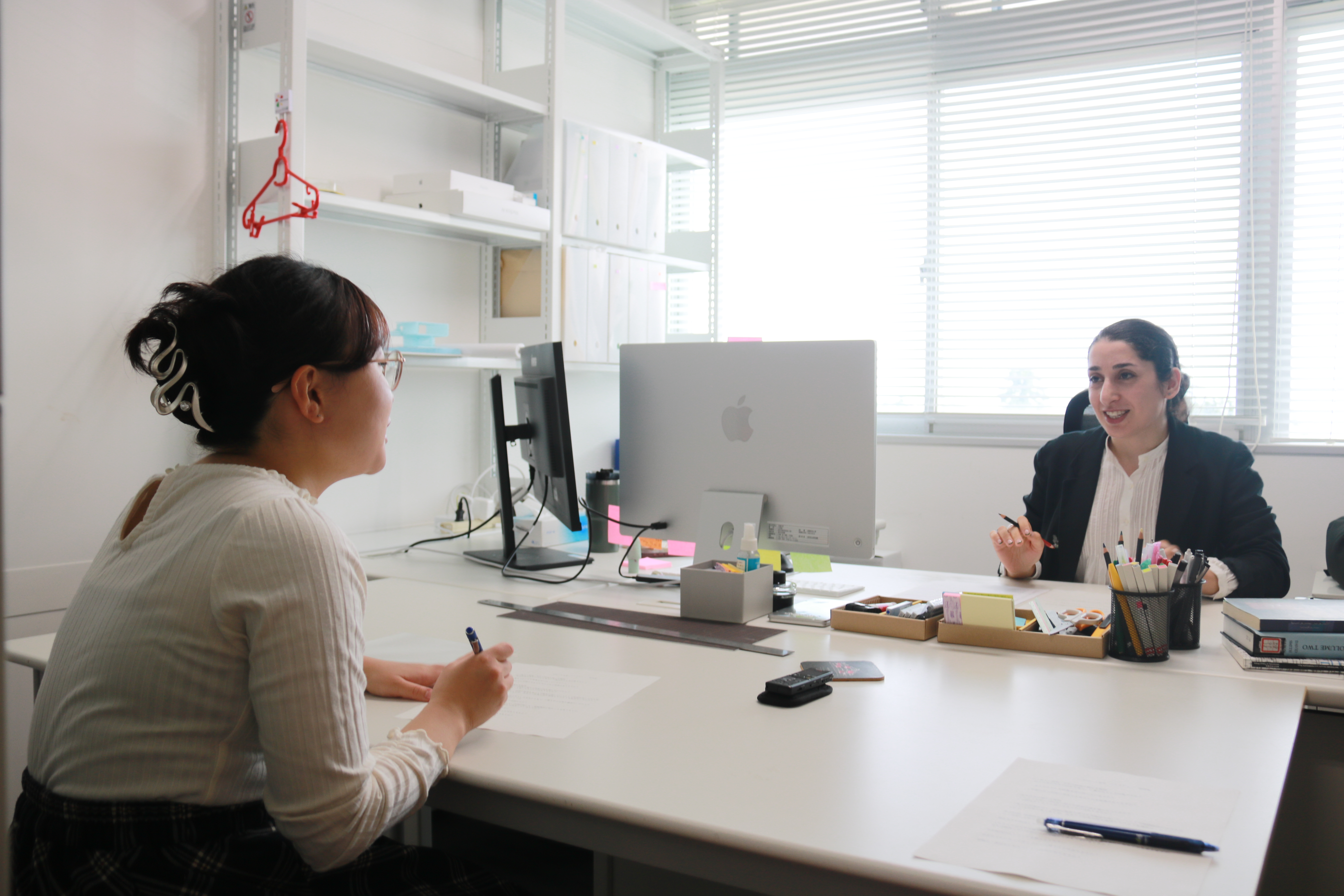 学生のインタビューを受けるゲゼール先生