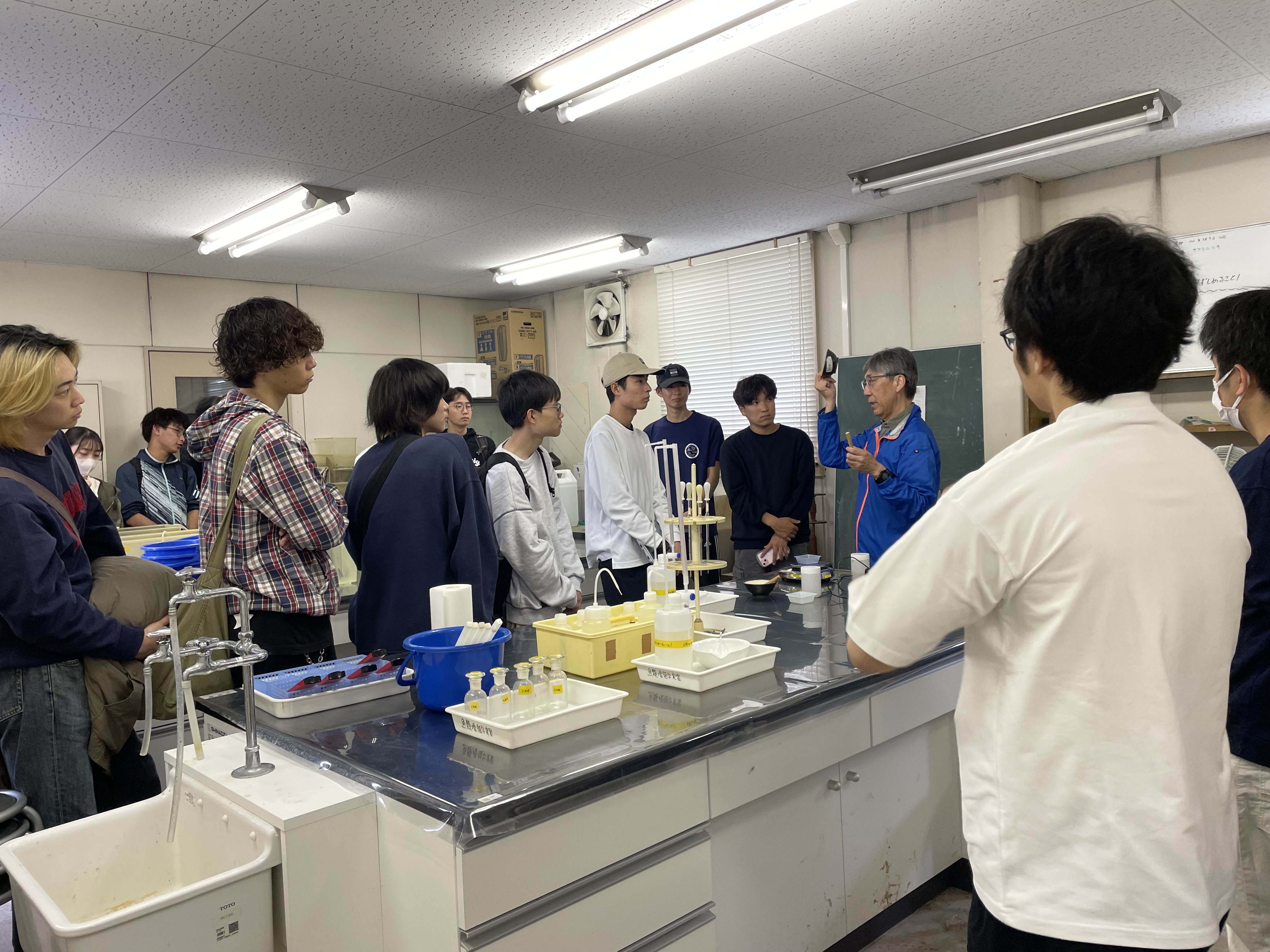 淀先生から実習の説明を受ける学生たち