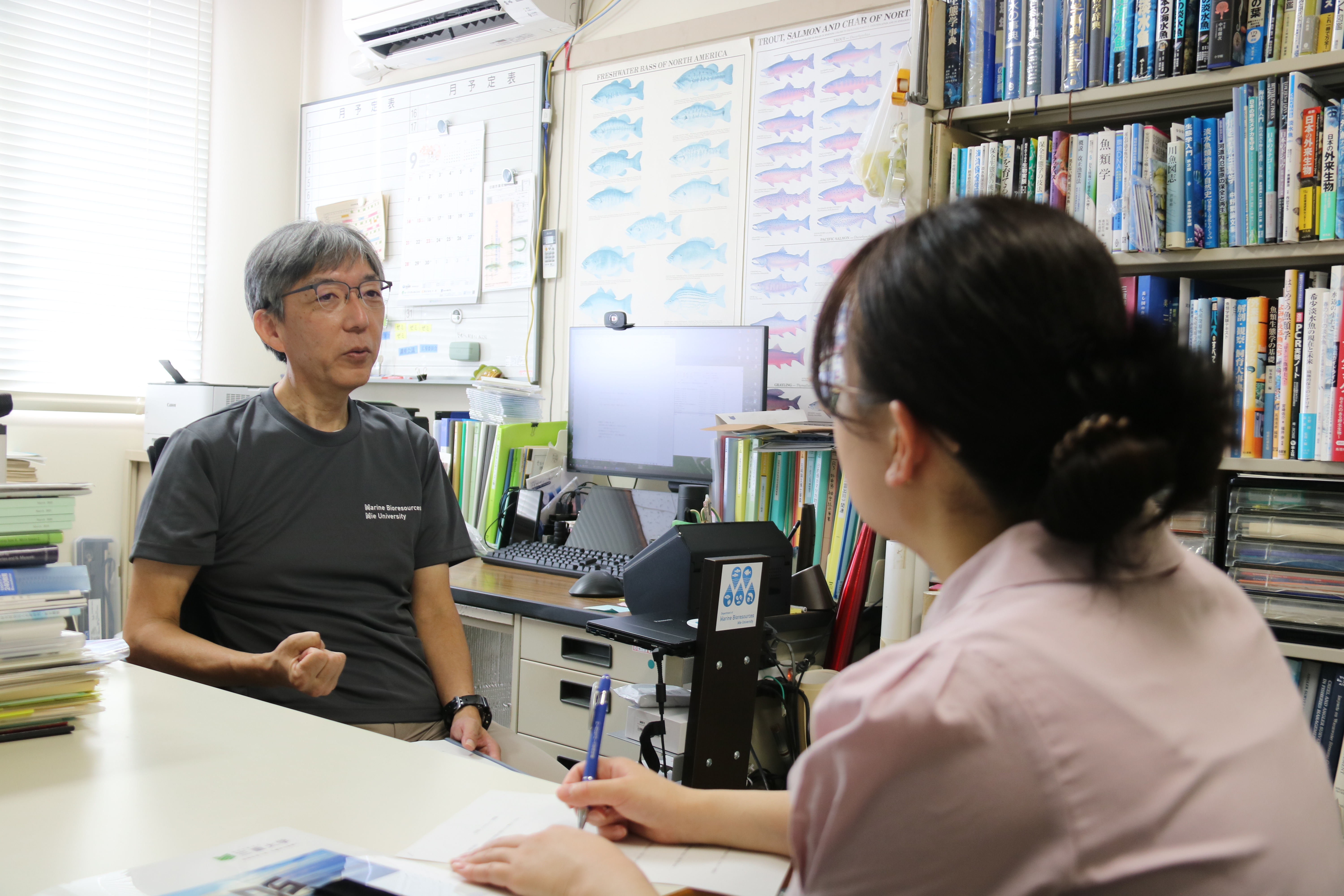 学生のインタビューを受ける淀先生