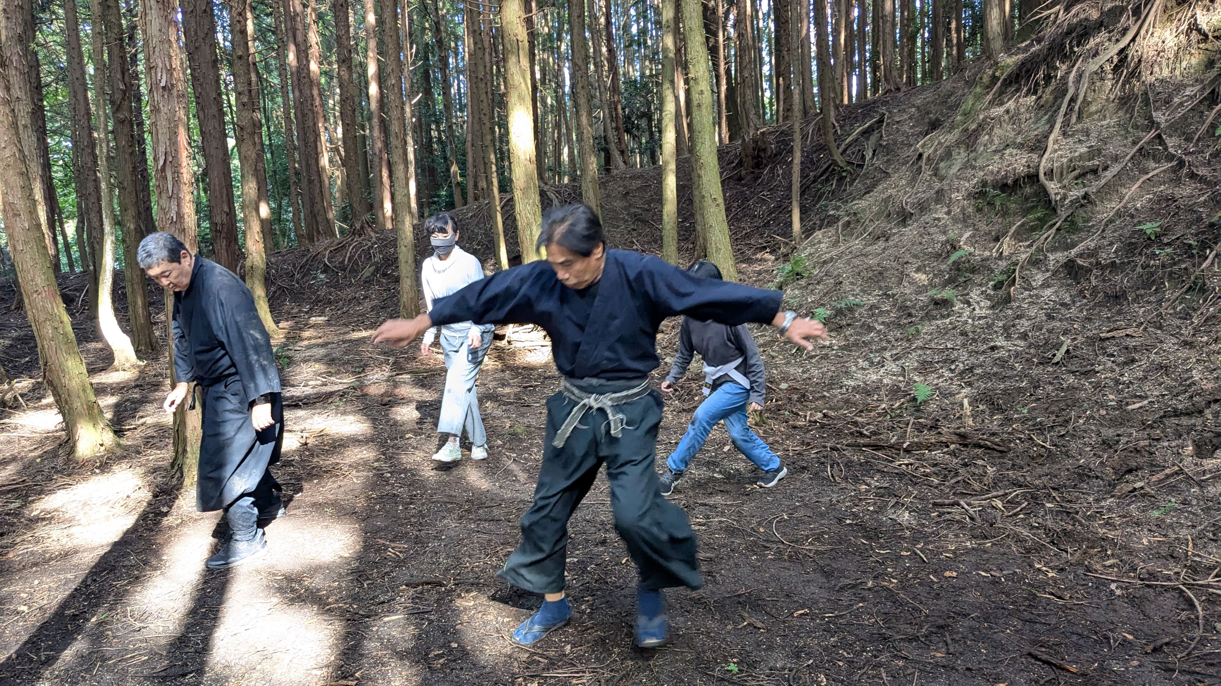 忍者の身のこなしを習う学生たち