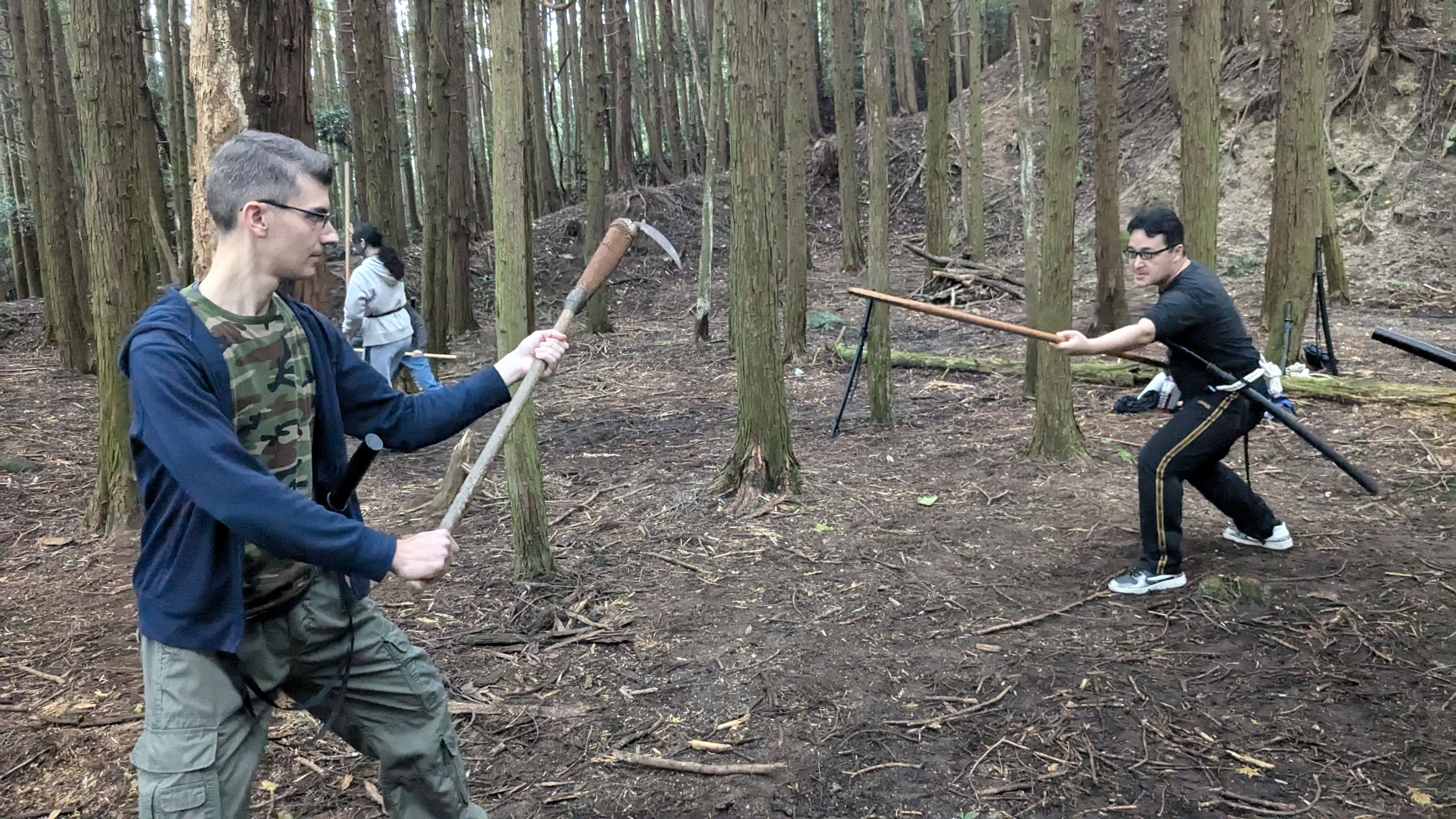 忍者学実践演習で忍者の武器を構える学生たち