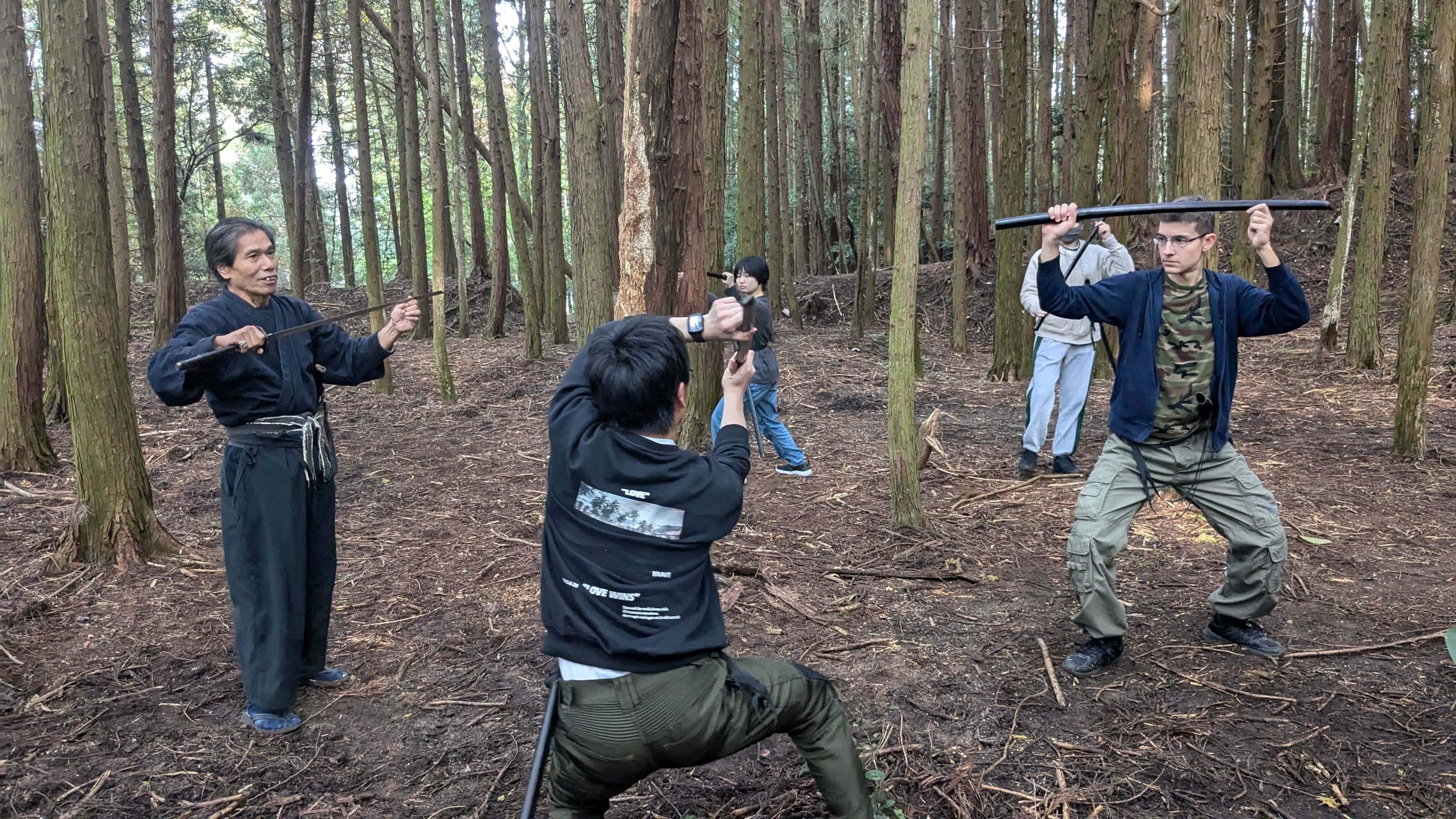忍者学実践演習で忍者の武器を構える学生たち