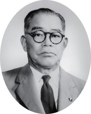 岡出幸生学長.jpg