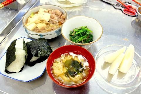 出来上がった肉豆腐、ほうれんそうのお浸しなど