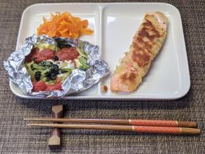 魚のマヨパン粉焼き・トマトと小松菜のイタリアン焼き・ニンジンのヒラヒラサラダ