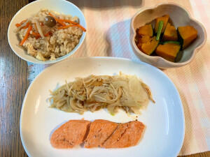 きのこたっぷり炊き込みご飯・秋鮭の酒蒸し・簡単かぼちゃの煮物