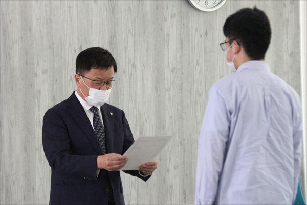 認定証授与の様子