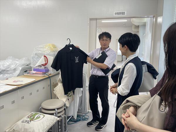 作業学習(Tシャツプリント)の説明が行われる様子