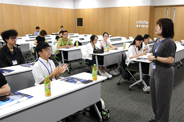 企業から説明を受ける様子