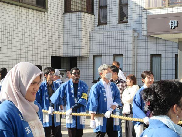 ダンジリを曳く留学生