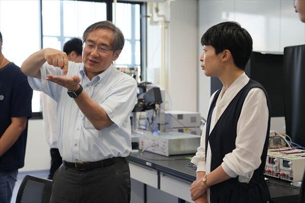 左:三宅秀人教授、右:文部科学省国立大学戦略室 柴田鏡子室長