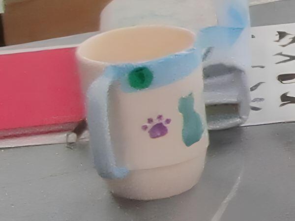 子どもたちが絵を描いたコップ