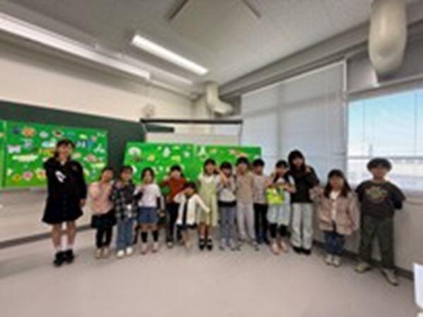 「動物園」の完成作品と子どもたち