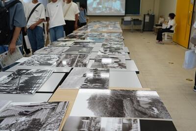 展示ブースの見学の様子