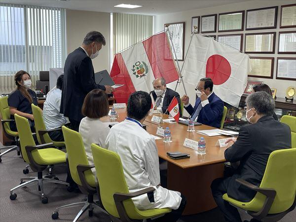 20241010_カジェタノ・エレディア大学（ペルー）が本学医学部を表敬訪問されました (1)_R.jpeg