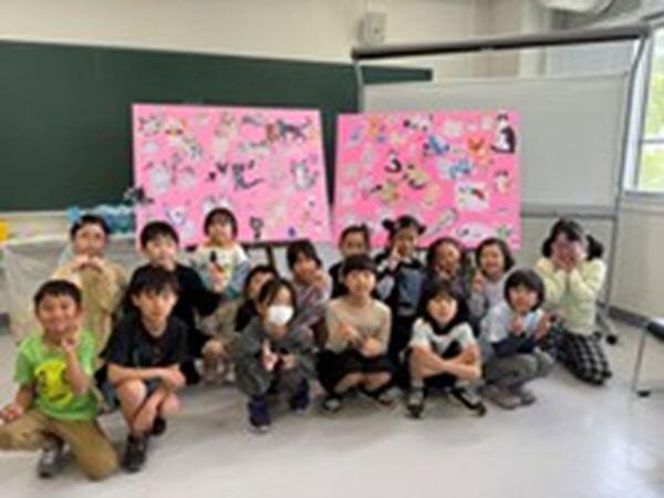 「ねこ」の完成作品と子どもたち