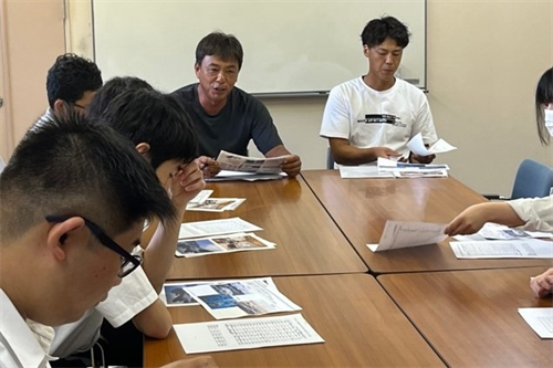 地域おこし協力隊の方々から話を聞く様子