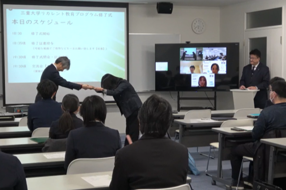 修了証書授与の様子