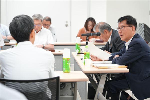 委員会の様子　写真右　伊藤学長