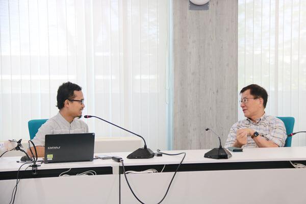 Muhammad Arifin（ムハンマド　アリフィン）助教と伊藤正明学長