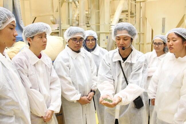 施設見学の様子