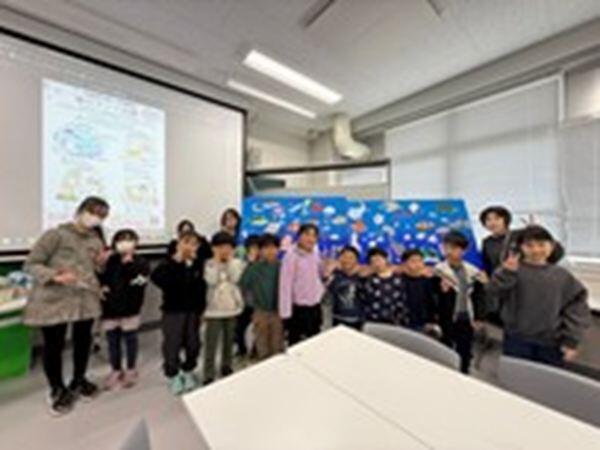 「水族館」の完成作品と子供たち