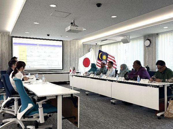 タチ大学からの表敬訪問の様子