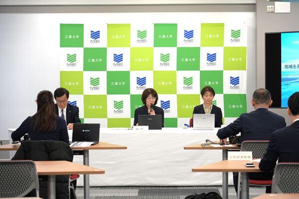 (左)伊藤正明学長、(中央)福録恵子副学長、(右)荒尾浩子学長補佐