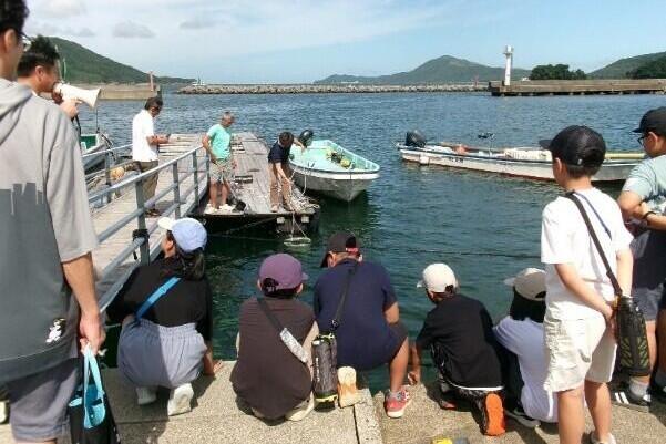 海水を採集する様子