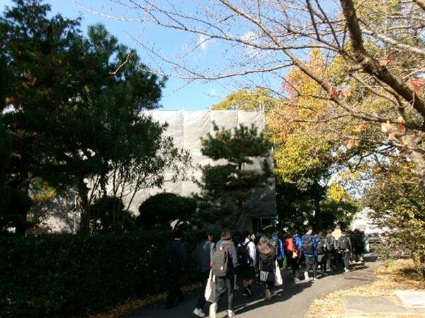 集合後、三翠会館へ向かうところ。いいお天気で、今日1日への期待感も高まりました。