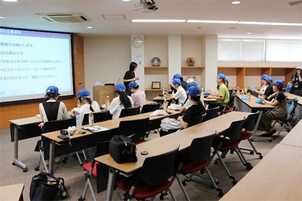 企業から説明を受ける様子