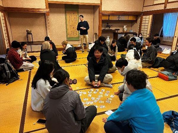カルタ取りをする様子