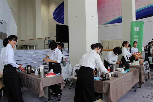 ルリアンによるオリジナルブレンドコーヒー提供の様子