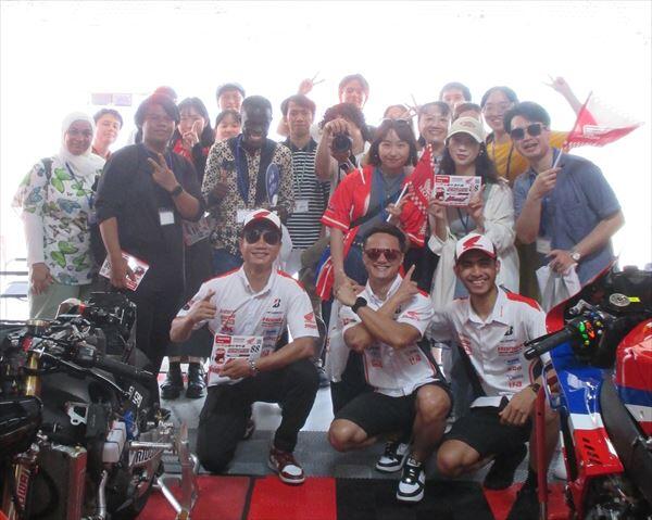 「Honda Asia-Dream Racing with Astemo」のライダーの方々と記念撮影