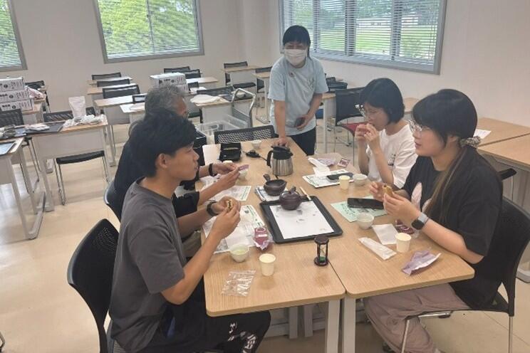 お茶の入れ方を学ぶ様子