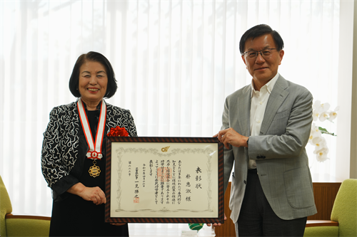表彰状を手に持つ朴名誉教授（写真左）と伊藤学長（写真右）