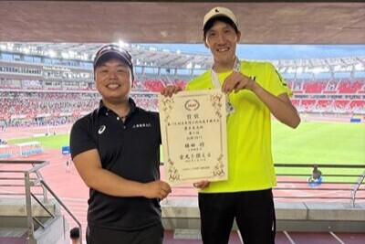 表彰状を持つ勝田さんら
