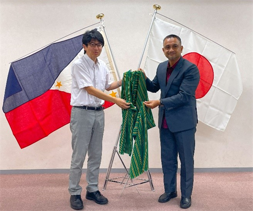 左　金子国際交流センター長
