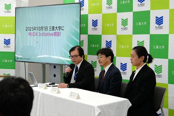 （左）佐久間　肇　理事（附属病院/研究企画戦略担当）・副学長・附属病院長、 （中央）北川　覚也　教授（研究基盤推進機構 MUDX Initiative）、 （右）杉谷　侑亮　助教（研究基盤推進機構 MUDX Initiative）からの発表