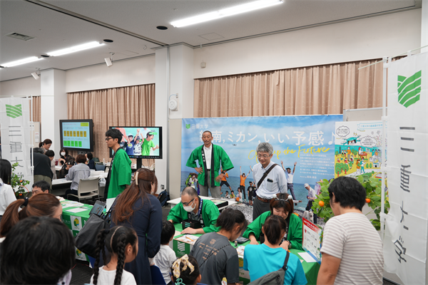 アート&サイエンスフェスタで参加者が体験する様子