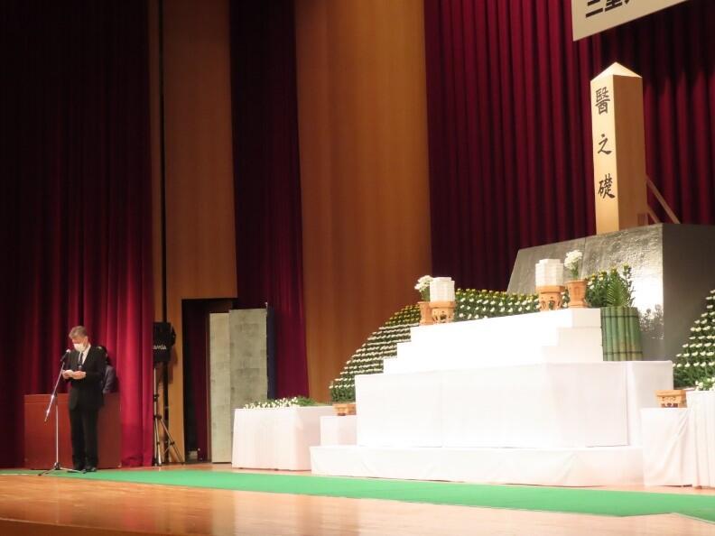 御礼の挨拶を述べる 平山　雅浩 医学部長