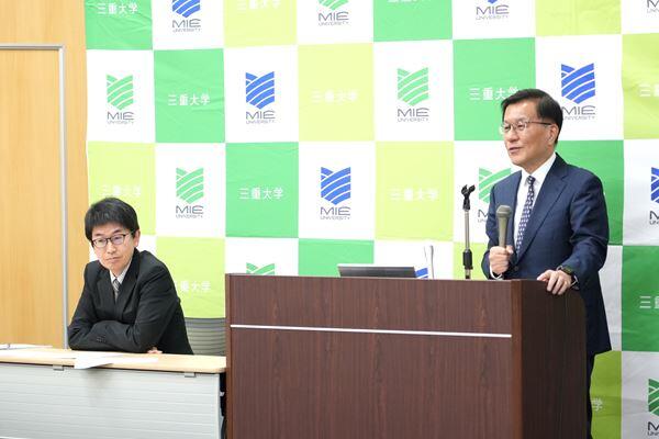 伊藤正 明学長（右）、金子聡 副学長（広報・国際・環境担当）（左）からの発表