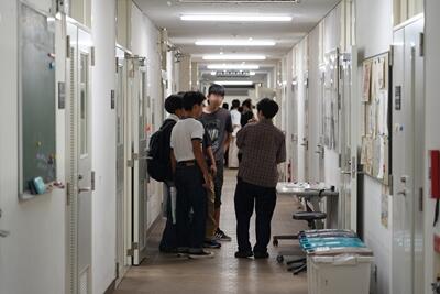 校舎を見学する参加者